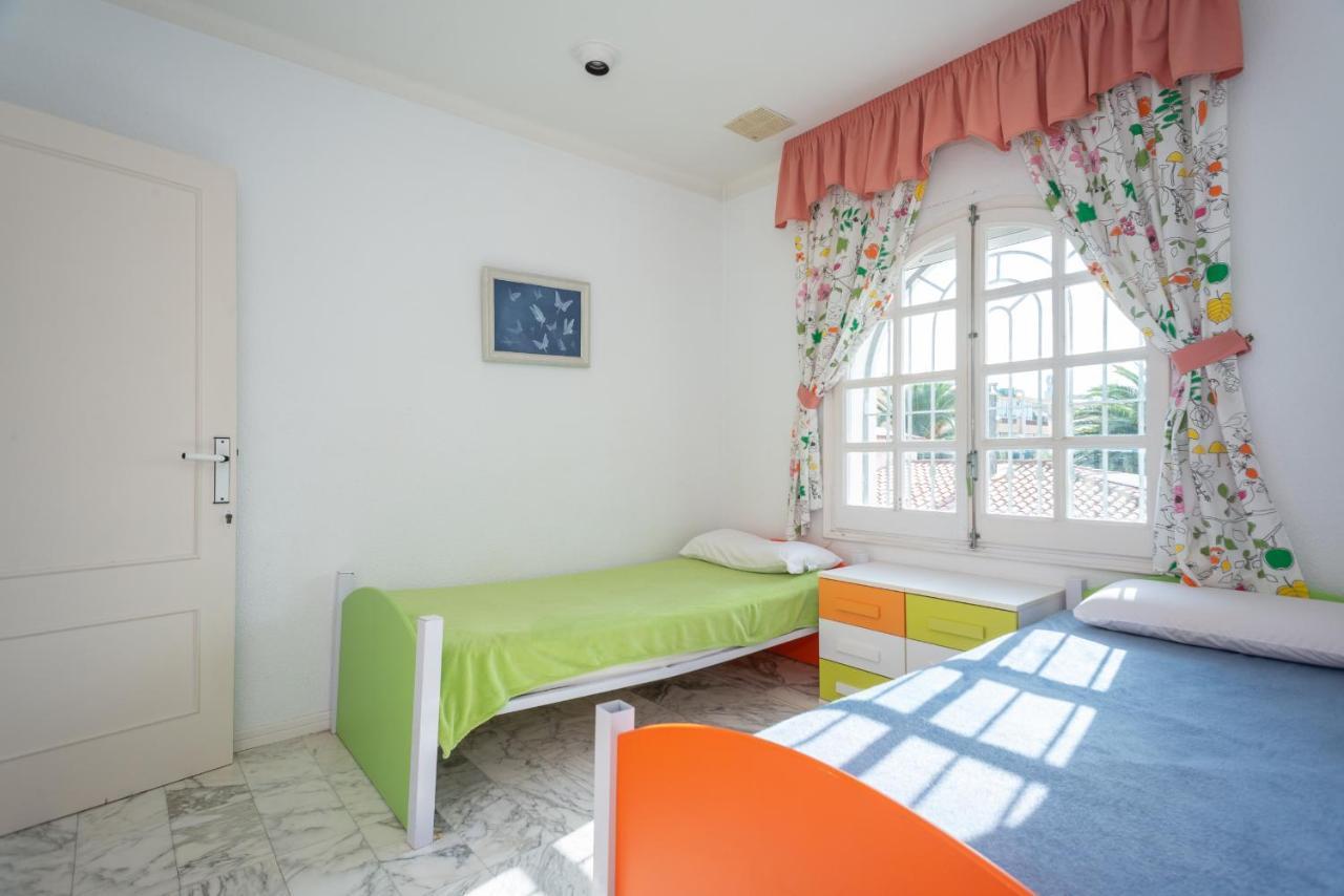 Villa Requesens On Canal Empuriabrava Exterior photo