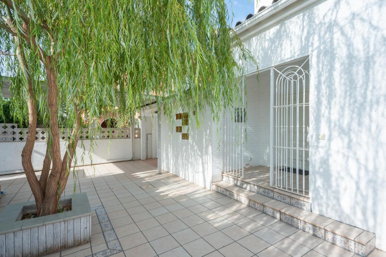 Villa Requesens On Canal Empuriabrava Exterior photo
