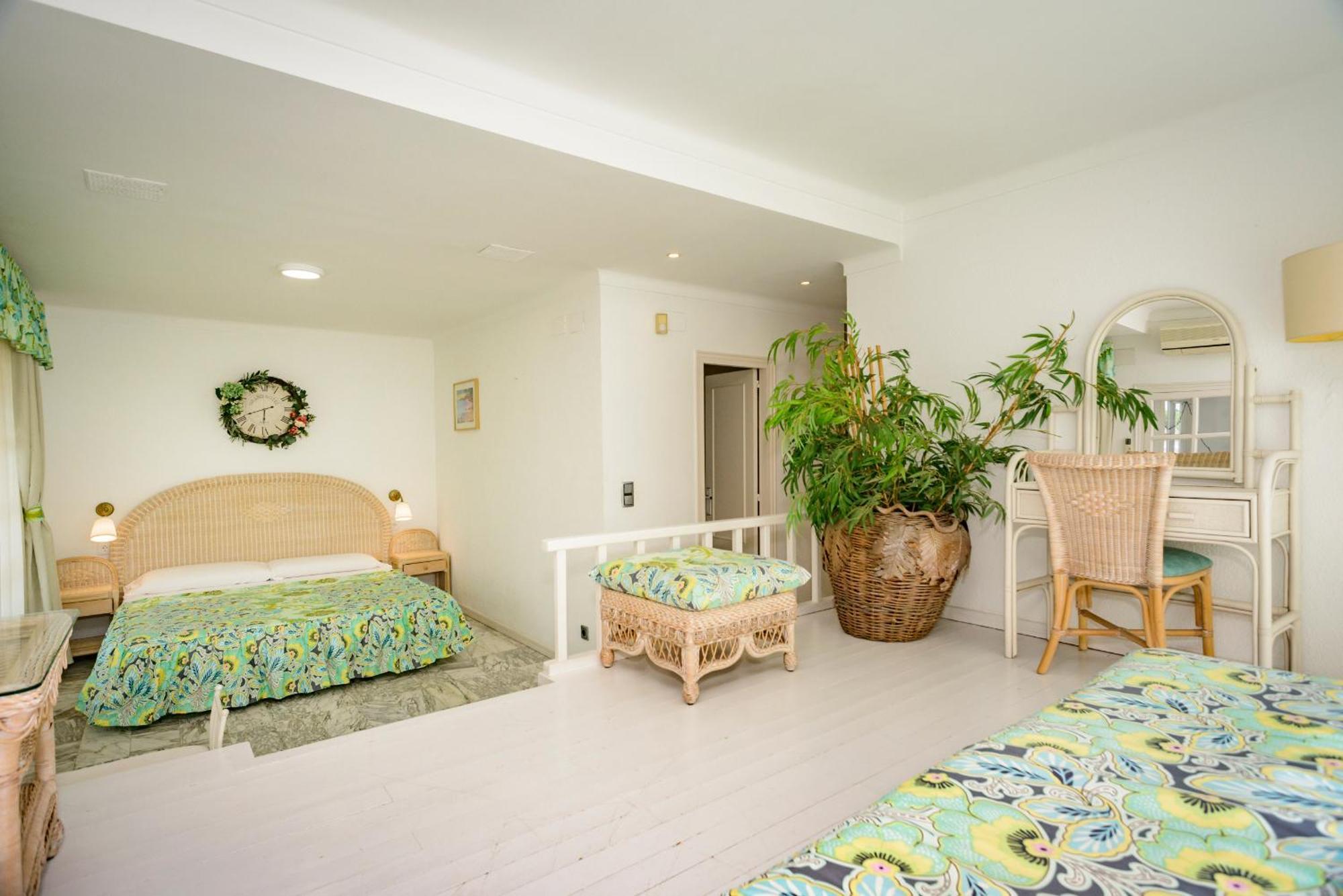 Villa Requesens On Canal Empuriabrava Exterior photo