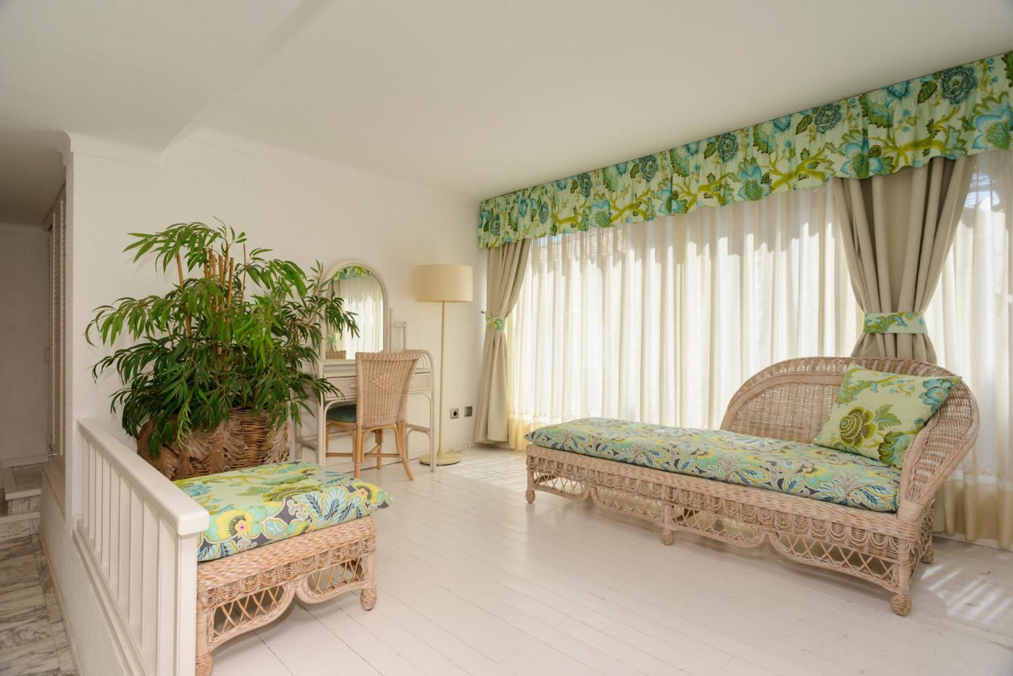 Villa Requesens On Canal Empuriabrava Exterior photo