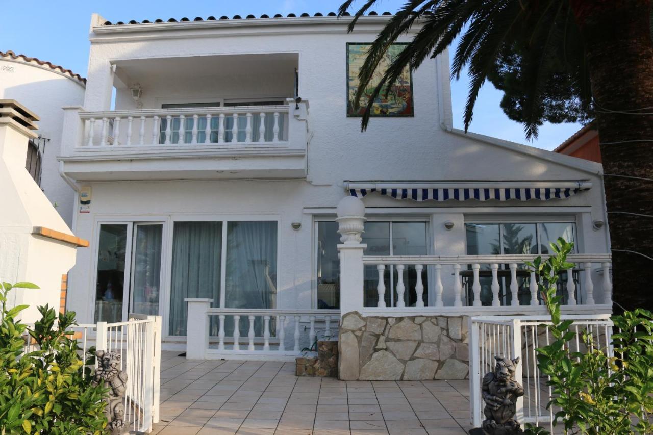 Villa Requesens On Canal Empuriabrava Exterior photo