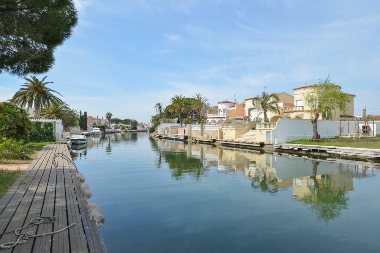 Villa Requesens On Canal Empuriabrava Exterior photo