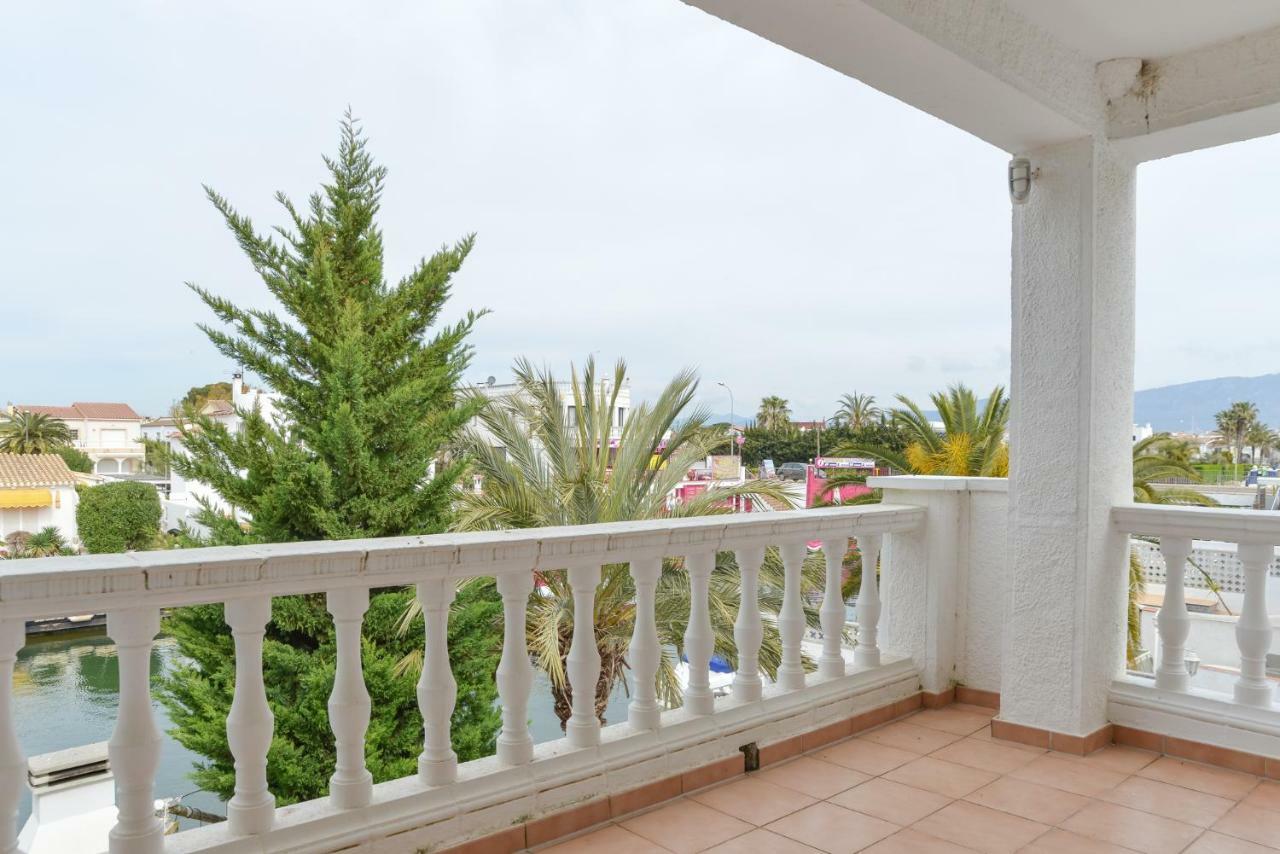 Villa Requesens On Canal Empuriabrava Exterior photo