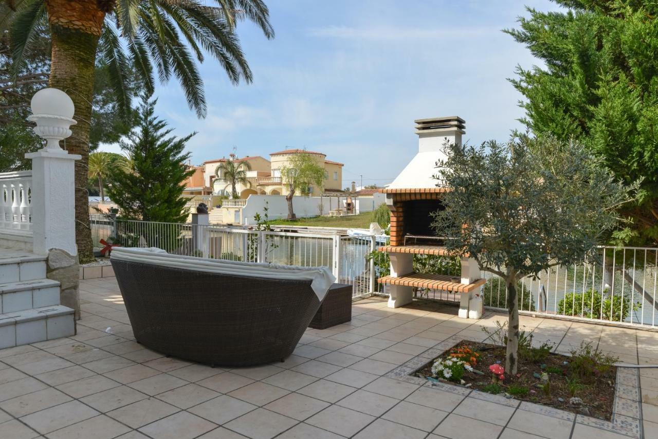 Villa Requesens On Canal Empuriabrava Exterior photo