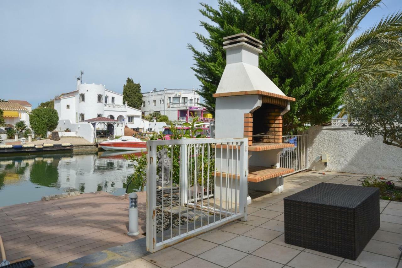 Villa Requesens On Canal Empuriabrava Exterior photo