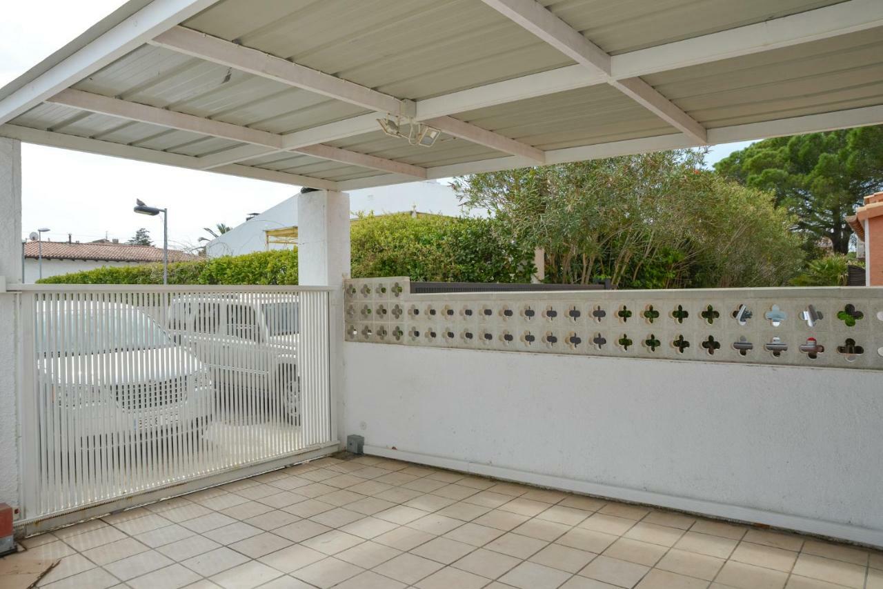 Villa Requesens On Canal Empuriabrava Exterior photo